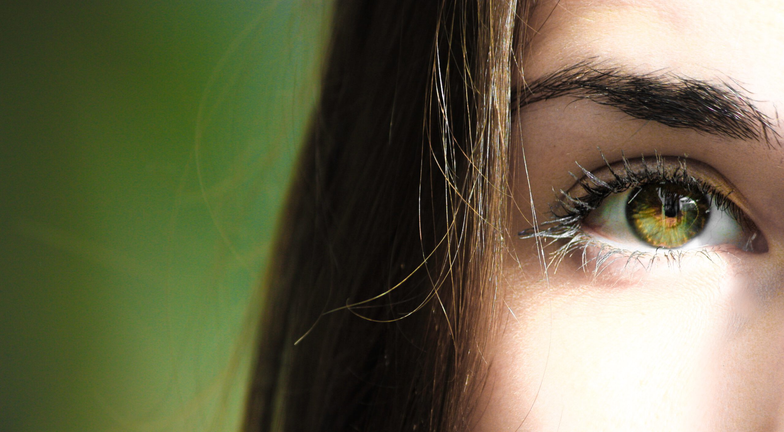 Zielone oko z zaćmą młodej kobiety